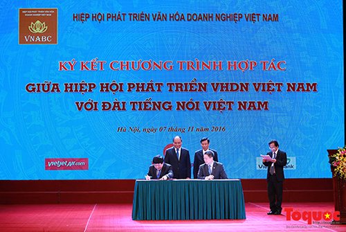 Thủ tướng Chính phủ và Bộ trưởng Bộ VHTTDL chứng kiến lễ ký kết hợp tác giữa Hiệp hội phát triển VHDN Việt Nam và Đài Tiếng nói Việt Nam.